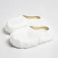 Vista detallada de zuecos blancos con plataforma de piel sintética y suela gruesa suave. - Blanco