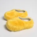 Vista detallada de las zapatillas de plataforma de piel sintética amarilla con textura felpa - Amarillo