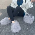 Détail des pantoufles en fausse fourrure grise et de l'ensemble sac à bandoulière - Gris Clair Ensemble