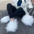 Ensemble pantoufles en fausse laine d'agneau blanche et sac à main en peluche assorti chic - Ensemble blanc pur