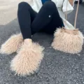 Détail des pantoufles en fausse peau de mouton beige et du sac seau en peluche assorti - Ensemble couleur café au lait