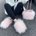 Vue détaillée d'un ensemble de chaussons roses en fausse fourrure et sac seau pelucheux. - Ensemble Rose Cerisier