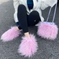 Détail en gros plan des chaussons moelleux en fausse fourrure rose et sac assorti - Mauve Clair