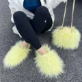 Vue détaillée de pantoufles en fausse fourrure jaune pâle et de l'ensemble de sacs - Ensemble jaune oie