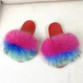 Morbide ciabatte in pelliccia arcobaleno con suola in PVC rosso vivace antiscivolo - J Rosa fucsia e verde floreale