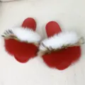 Ciabatte rosse vivaci con bordo in ecopelliccia bianca e rossa e suola antiscivolo in PVC - G: bicolore rosso e bianco