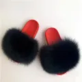 Ciabatte piatte in PVC rosso con lussuosa decorazione in pelliccia di procione nera soffice - F: pelliccia di volpe nera