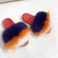 Pantofole in pelliccia con suola in PVC rossa e pelliccia viola arancione bianca - Lettera O