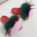 Eleganti ciabatte in PVC rosso con bordo in pelliccia multicolore e suola antiscivolo - Lettera P