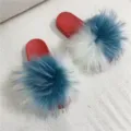 Ciabatte in PVC rosso con pelliccia sintetica bicolore blu e bianca - Lettera W