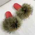 Eleganti ciabatte in pelliccia con pelo di procione marrone e suole rosse in PVC antiscivolo. - Lettera X