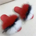Pantofole in PVC rosso con morbida ecopelliccia tricolore per un look alla moda e comodo - Lettera T