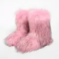 Detalle de botas de nieve de piel sintética rosa con textura esponjosa y estilo Y2K - Rosa