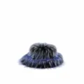 Winter-Anglerhut aus Kunstfuchspelz mit breiter Krempe in Blau und Grau gemischt. - Graue Basis mit blauen Spitzen