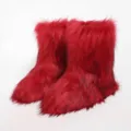 Primer plano de la textura de pelo sintético rojo largo de estas botas de nieve Y2K. - Rojo