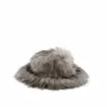 Eleganter Anglerhut aus flauschigem Kunstfuchs-Pelz in Graumischung für winterliche Wärme - Silbergrau