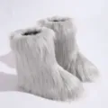 Détail macro de la fausse fourrure de renard grise sur bottes de neige Y2K - Gris clair
