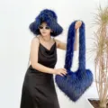 Ensemble chapeau en fausse fourrure bleue et sac à main en forme de cœur sur mannequin - Ensemble Bleu Foncé