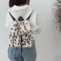 Rückansicht eines Plüsch-Rucksacks mit Leopardenmuster und Kordelzug über weißem Hoodie - Kunstfuchsfell - Leoparden-Print