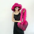 Mannequin portant un chapeau cloche en fausse fourrure fuchsia et un sac assorti en cœur. - Ensemble Rose Vif