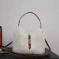 Elegante bolso bandolera de piel sintética blanca con correa de cuero marrón y hebilla - Blanco