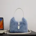Elegante bolso de hombro de pelo azul con correa blanca y cierre de giro plateado - Azul lago