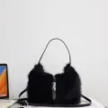 Elegante bolso bandolera minimalista de pelo sintético negro con cierre de metal plateado - Negro