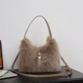Elegante braune Kunstfelltasche mit verstellbarem Riemen und Metallknopfverschluss - Camel
