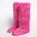 Kniehohe Stiefel aus pinkfarbenem Kunstpelz im Y2K-Stil für winterliche Wärme und Mode - Rosarote Punkte
