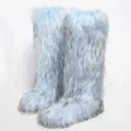 Modische hellblaue kniehohe Schneestiefel aus Kunstpelz im Y2K-Stil für den Winter - Himmelblaues Waschbärfell