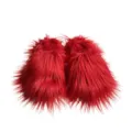 Vue détaillée des chaussons en fausse fourrure rouge vif avec texture moelleuse style Y2K - Rouge