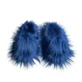 Gros plan de chaussons en fausse fourrure bleue hirsute de style punk Y2K pour la maison. - Bleu Saphir