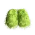 Gros plan sur des chaussons en fausse fourrure vert néon hirsute de style punk Y2K - Vert Fluorescent