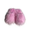 Gros plan de pantoufles roses en fausse fourrure pelucheuse de style punk Y2K - Rose Violet