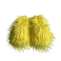 Vue détaillée de pantoufles en fausse fourrure jaune vif au style punk Y2K duveteux unique - Jaune