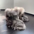 Detailansicht von flauschigen Kunstpelz-Schneestiefeln im Y2K-Look mit dicker Sohle - 38 / Silberfuchs Naturfarbe