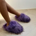 Lila flache Hausschuhe aus Kunstpelz mit flauschigem Waschbär-Haar-Stil für mehr Komfort. - 36-37 (US 4,5-5) / Dunkellila