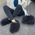 Détail des chaussons noirs en fausse fourrure de mouton et sac à main en peluche assorti. - Ensemble Zirconium Noir