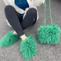 Ensemble de pantoufles en fausse fourrure verte bouclée et sac à bandoulière peluche - Vert