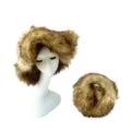 Vue détaillée du bob en fausse fourrure et du sac rond assorti - Nouvelle couleur - ensemble raton laveur doré naturel
