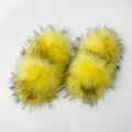 Set premium di quattro soffici pompon in ecopelliccia gialla con punte nere eleganti - 46 / Giallo