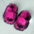 Pantofole di lusso in ecopelliccia rosa e nera per un confortevole uso domestico - 46 / Rosa intenso