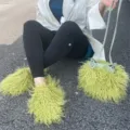 Ensemble de pantoufles en fausse fourrure vert citron et sac à main en peluche - Ensemble Vert Matcha