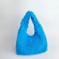 Grand sac cabas en peluche bleu avec une texture douce et duveteuse originale pour les femmes. - Bleu ciel