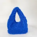 Sac à main en peluche bleu vif avec texture chenille et design fibreux moelleux - Bleu saphir