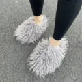 Grijze pluizige imitatie Mongoolse bontslippers met platte zool voor binnen en buiten - Lichtgrijs