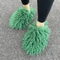 Stijlvolle groene Mongoolse imitatiebont slippers met lang krullend wol voor dames - Groen
