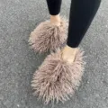 Gezellige bruine Mongoolse faux fur slippers met lang ruig haar voor dames thuis - Melkthee Kleur