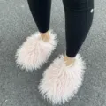 Lichtroze harige Mongoolse imitatiebont slippers, platte instappers voor binnen en buiten. - Kersenbloesem Roze