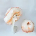Ensemble bob en fausse fourrure douce et sac rond assorti en blanc et orange vif - Ensemble à pointes orange sur fond blanc